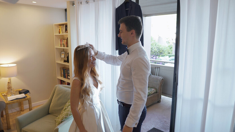 Nestáva sa často, aby ženích obliekal svoju nevestu :)